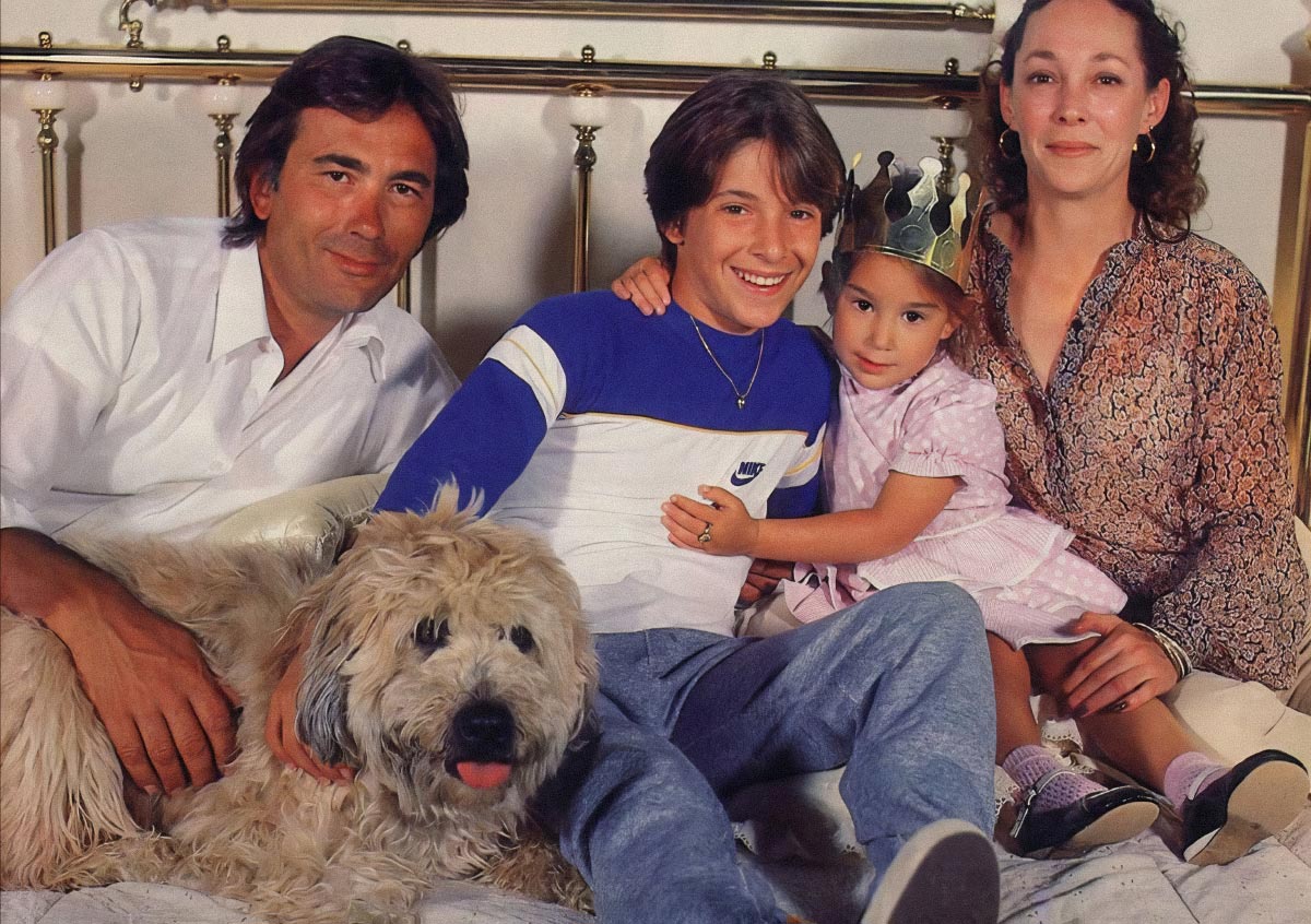 С отцом, матерью, младшей сестрой Обри и псом Дадли. 1985 г.