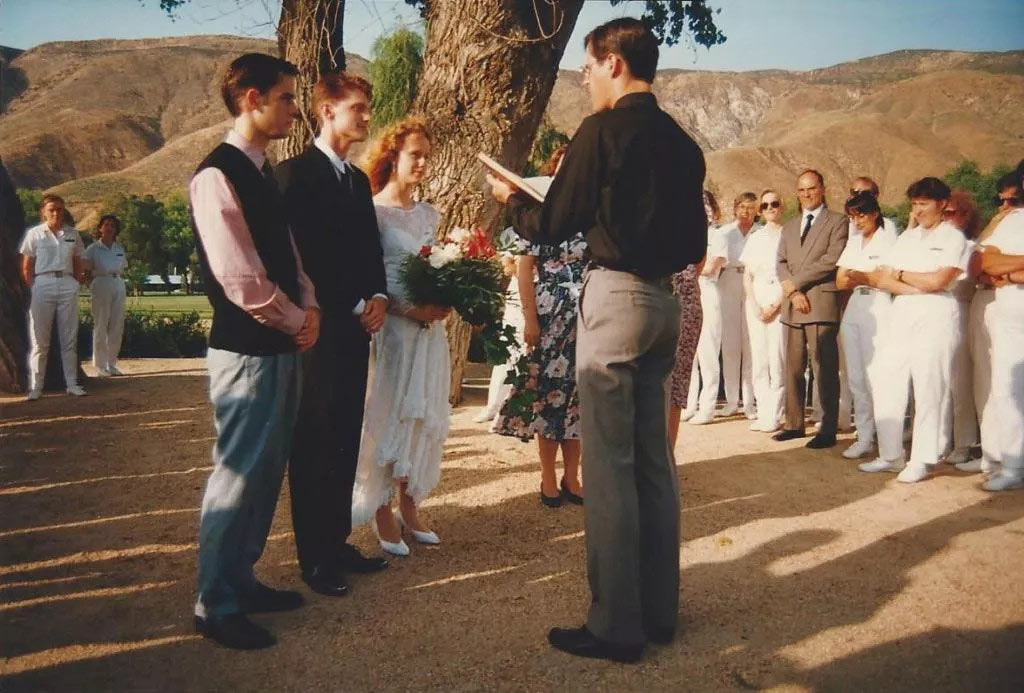 Баррет Оливер (слева в жилетке) — «лучший друг жениха» на саентологической свадьбе. «Золотая база», 1992 год.