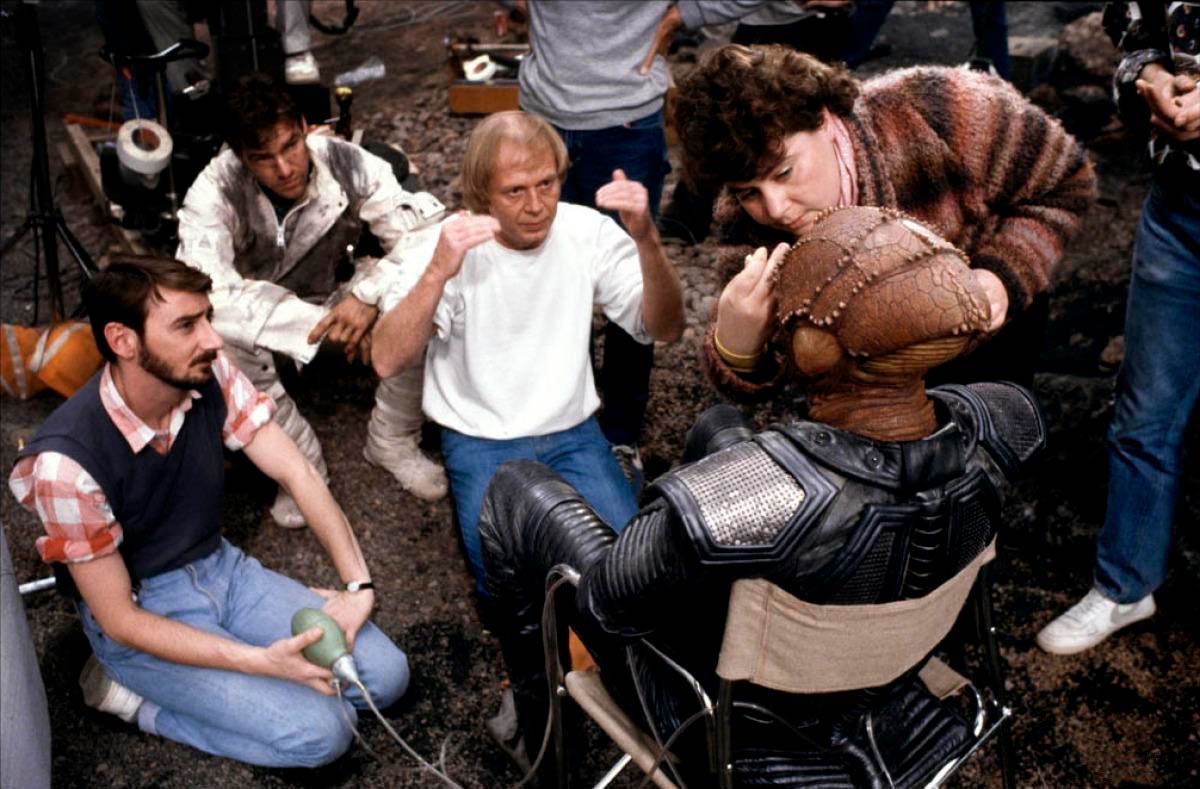 Вольфганг Петерсен на съемках фильма «Враг мой» с Деннисом Куэйдом (сидит за его спиной) и Луи Госсетом-младшим. 1985 г.