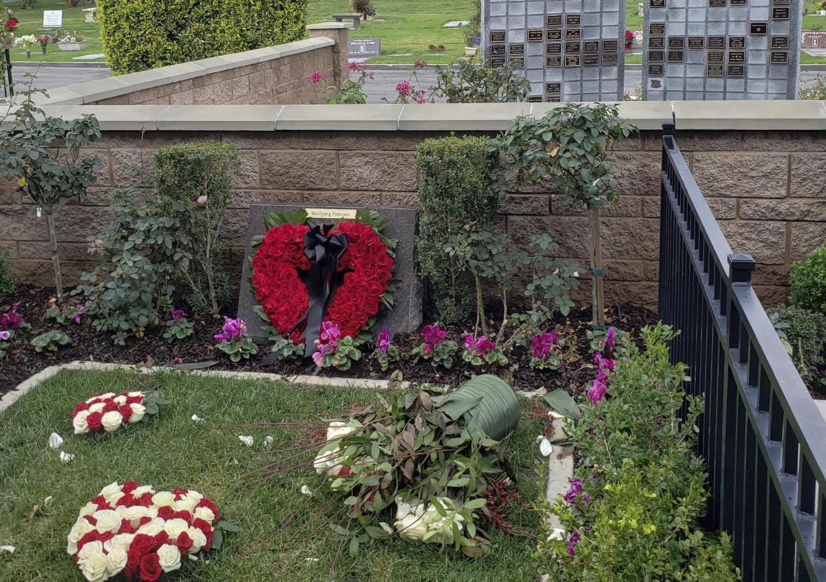 Могила Вольфганга Петерсена на Вествудском мемориальном кладбище (Westwood Village Memorial Park Cemetery), 2023 год