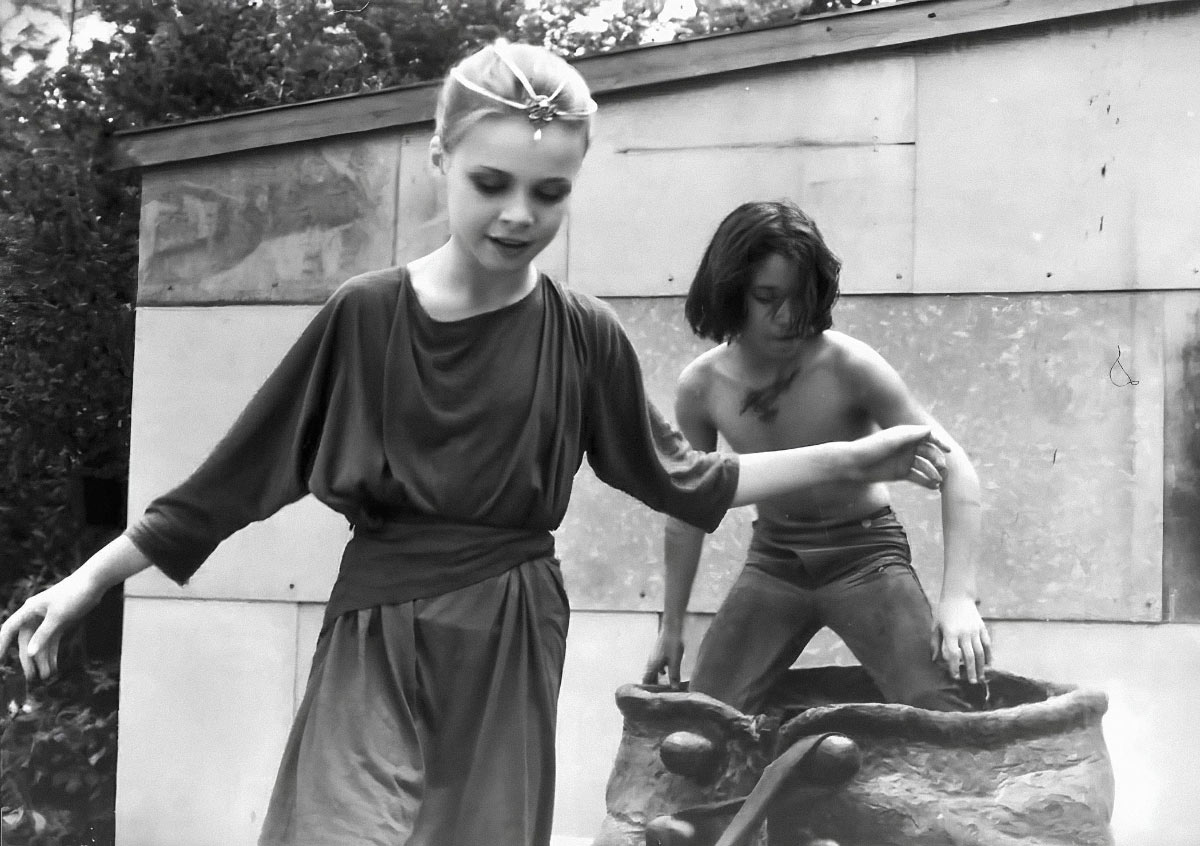 Актеры Тами Стронак и Ной Хэтэуэй играют с обувью Парментера во дворе Баварской киностудии. Лето 1983 года