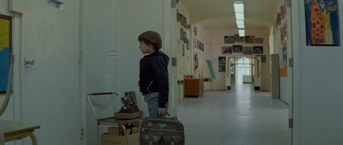 Бастиан в коридоре школы им. королевы Марии
